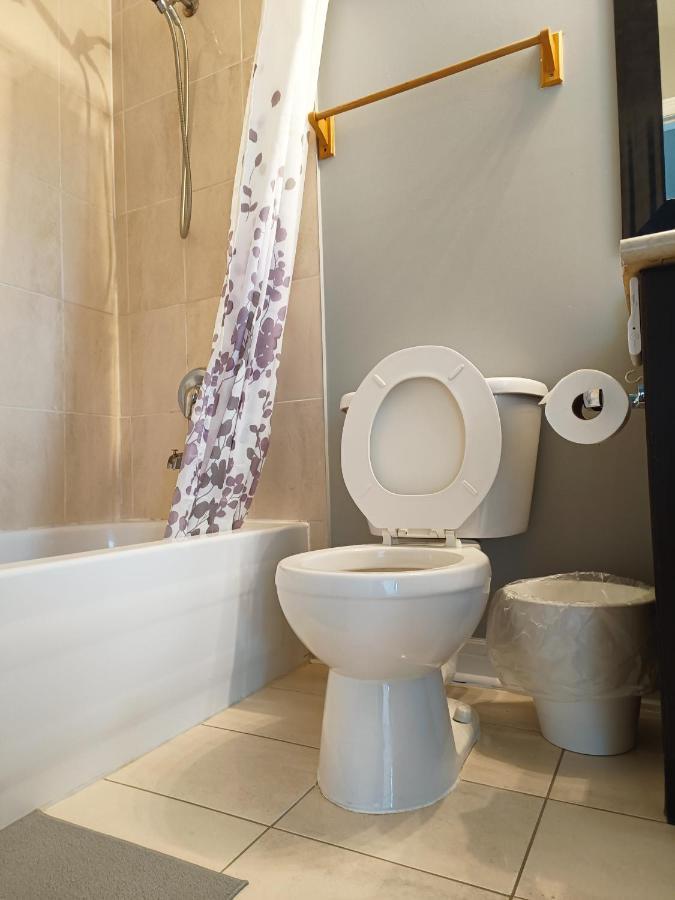 Affordable Room With Free Parking In Newmarket On Buitenkant foto