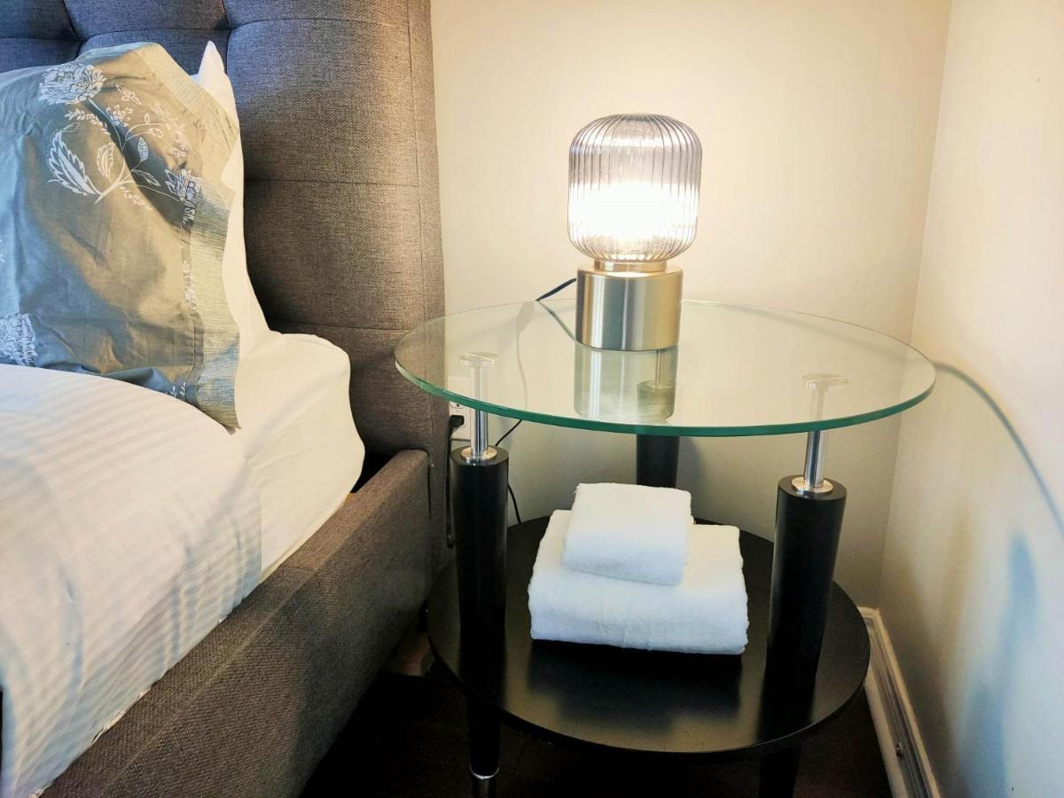 Affordable Room With Free Parking In Newmarket On Buitenkant foto