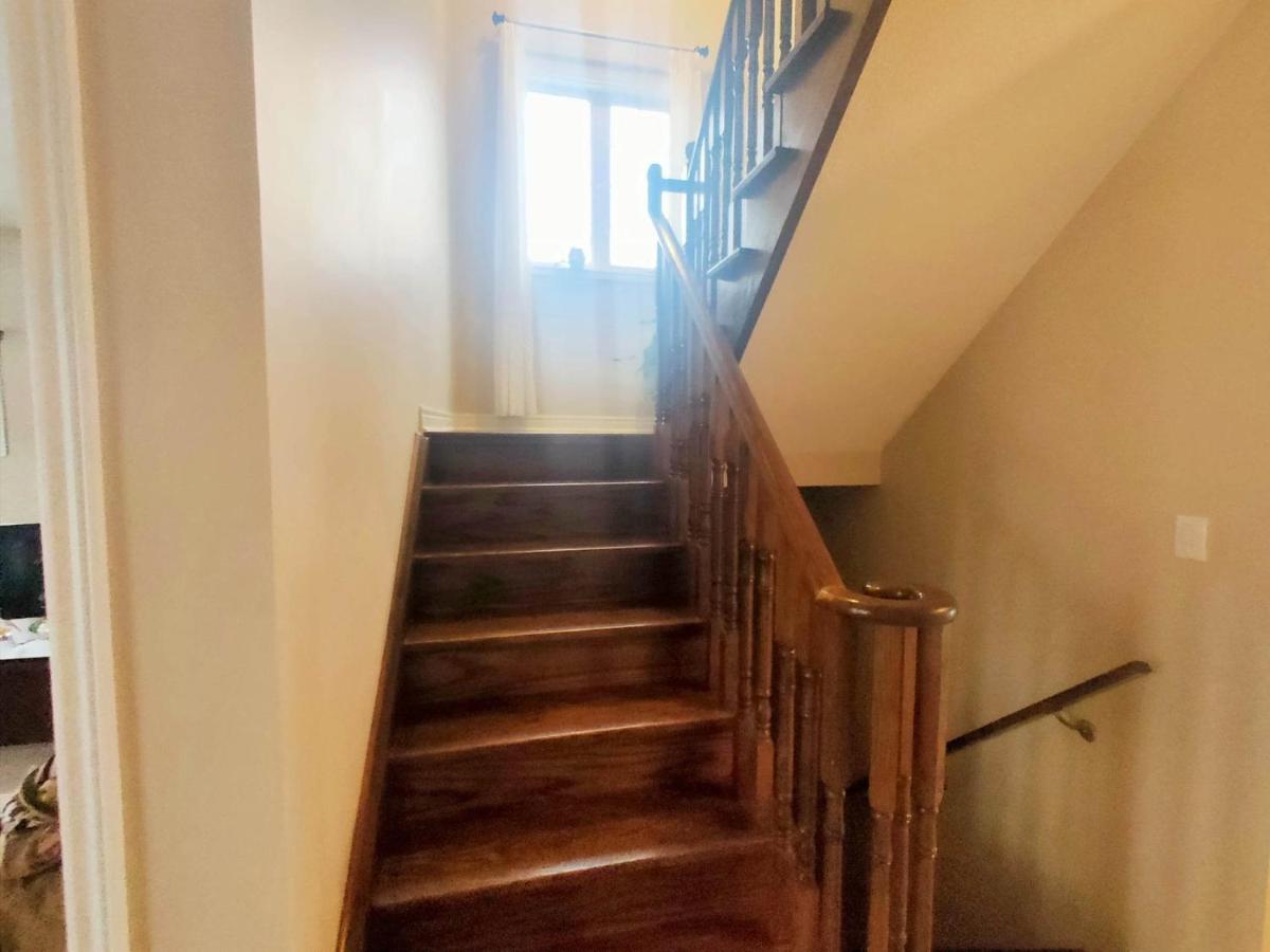 Affordable Room With Free Parking In Newmarket On Buitenkant foto
