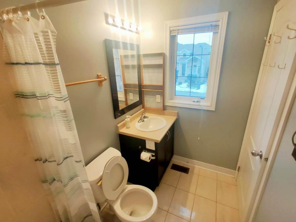 Affordable Room With Free Parking In Newmarket On Buitenkant foto