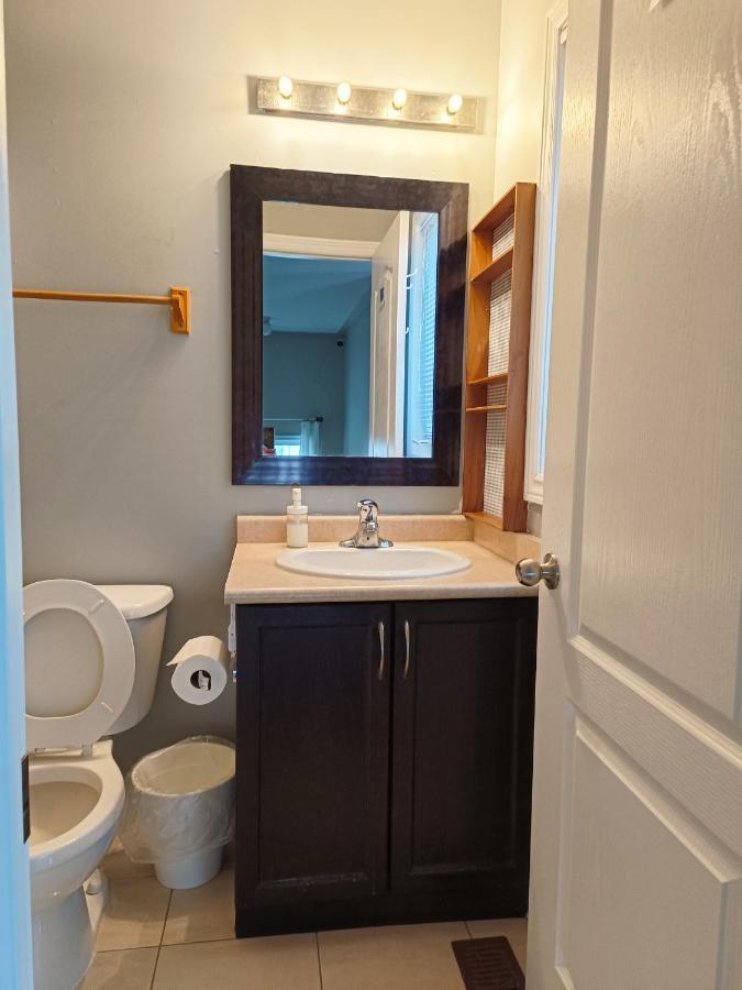 Affordable Room With Free Parking In Newmarket On Buitenkant foto