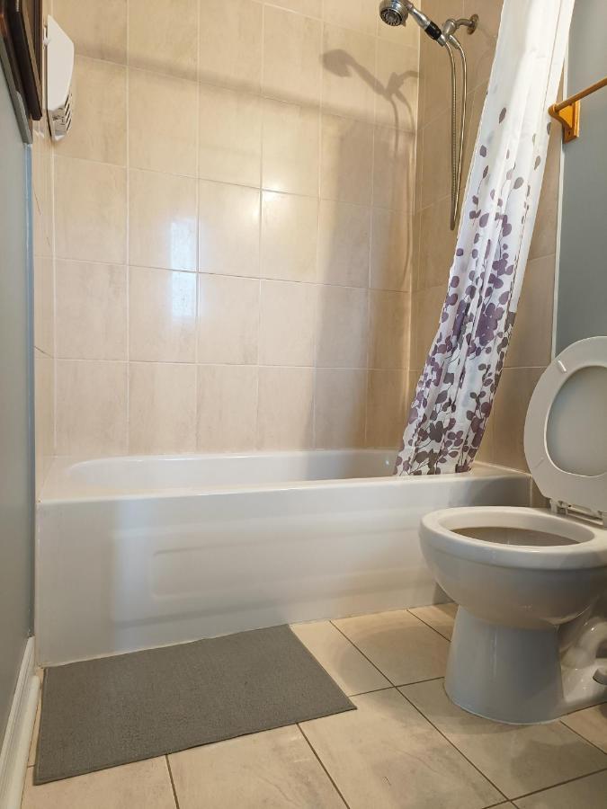 Affordable Room With Free Parking In Newmarket On Buitenkant foto