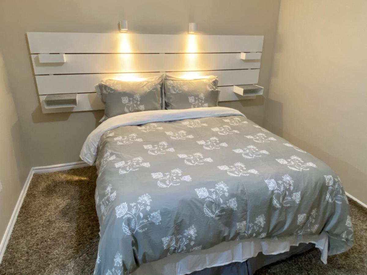 Affordable Room With Free Parking In Newmarket On Buitenkant foto
