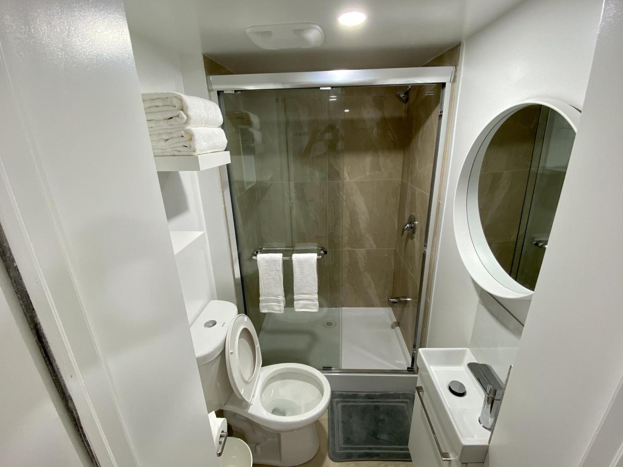 Affordable Room With Free Parking In Newmarket On Buitenkant foto