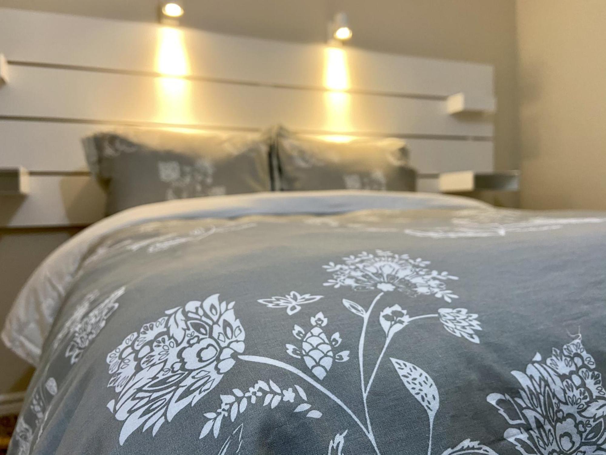 Affordable Room With Free Parking In Newmarket On Buitenkant foto